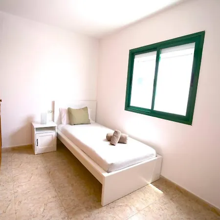 Kalendra Rofe Amplia Y Tranquila Cerca Del Mar Guatiza