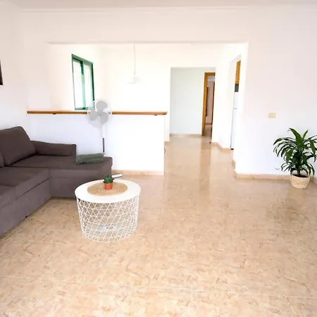 Kalendra Rofe Amplia Y Tranquila Cerca Del Mar Guatiza